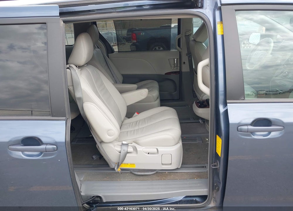 2014 TOYOTA SIENNA XLE 7 PASSENGER VIN: 5TDDK3DC5ES077601
