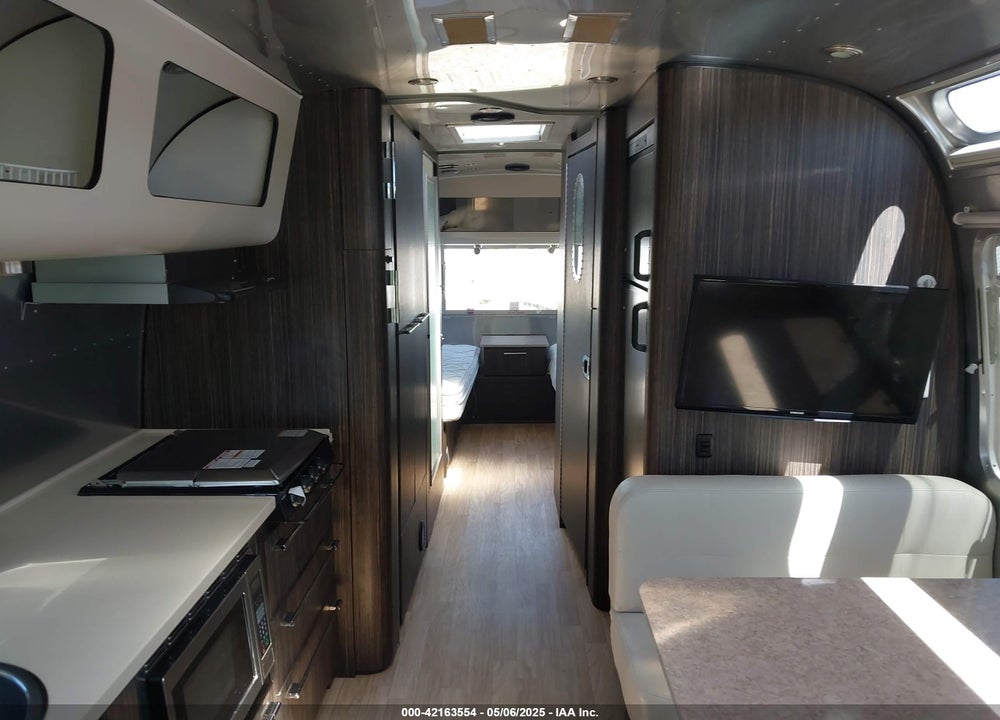 2018 AIRSTREAM OTHER VIN: 1STJFYP23JJ541307