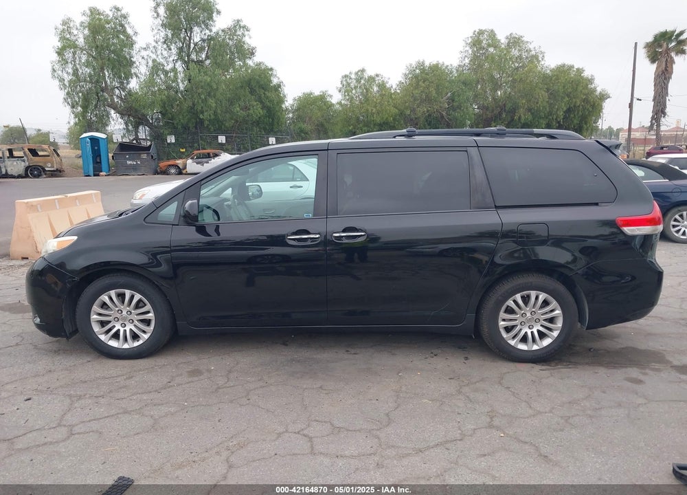 2013 TOYOTA SIENNA XLE V6 8 PASSENGER VIN: 5TDYK3DC5DS386789