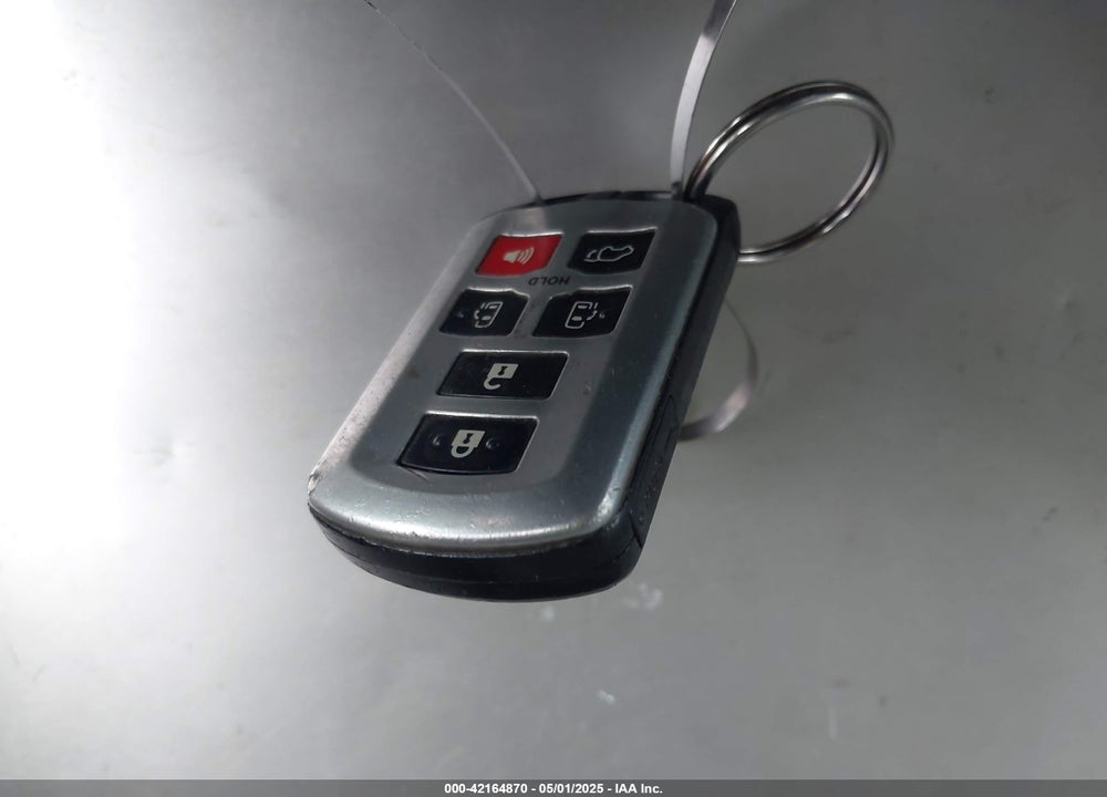 2013 TOYOTA SIENNA XLE V6 8 PASSENGER VIN: 5TDYK3DC5DS386789