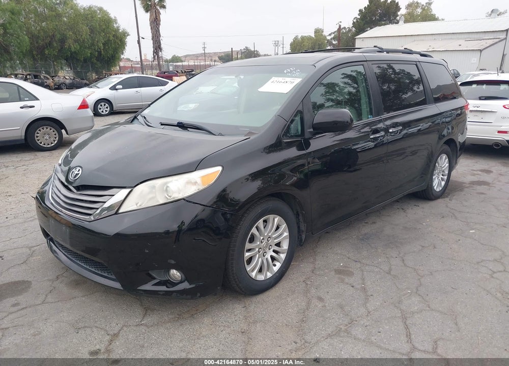 2013 TOYOTA SIENNA XLE V6 8 PASSENGER VIN: 5TDYK3DC5DS386789