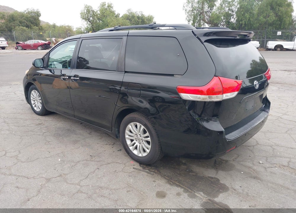 2013 TOYOTA SIENNA XLE V6 8 PASSENGER VIN: 5TDYK3DC5DS386789