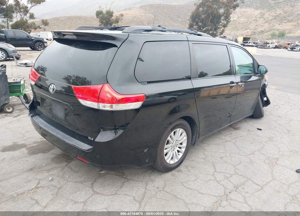 2013 TOYOTA SIENNA XLE V6 8 PASSENGER VIN: 5TDYK3DC5DS386789