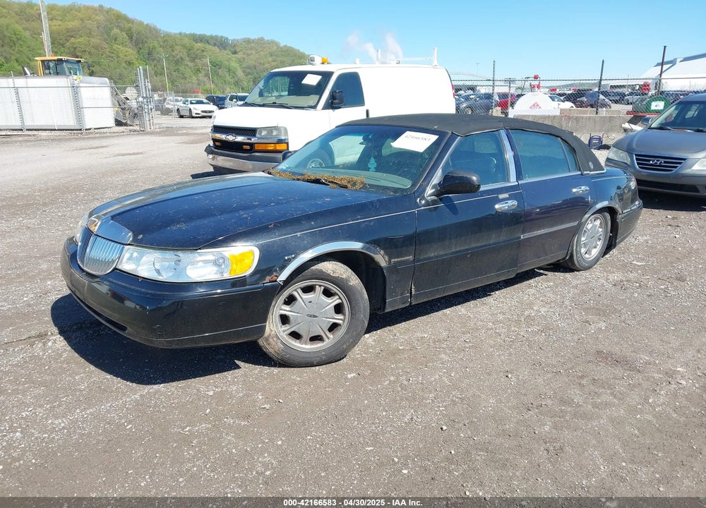 1999 LINCOLN TOWN CAR SIGNATURE VIN: 1LNHM82W5XY692755