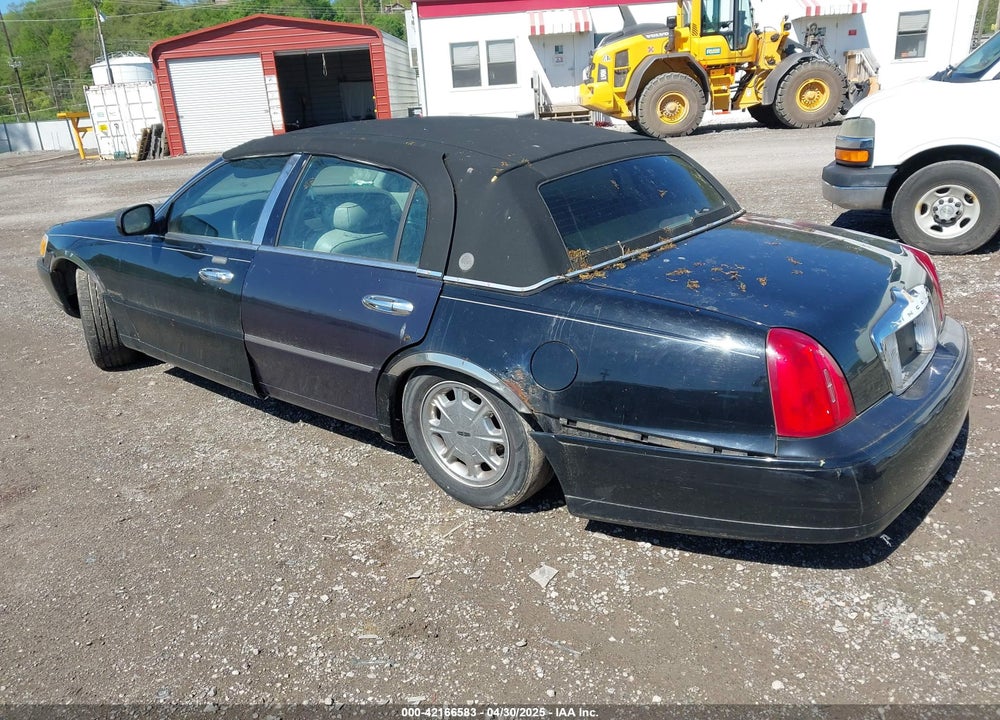 1999 LINCOLN TOWN CAR SIGNATURE VIN: 1LNHM82W5XY692755