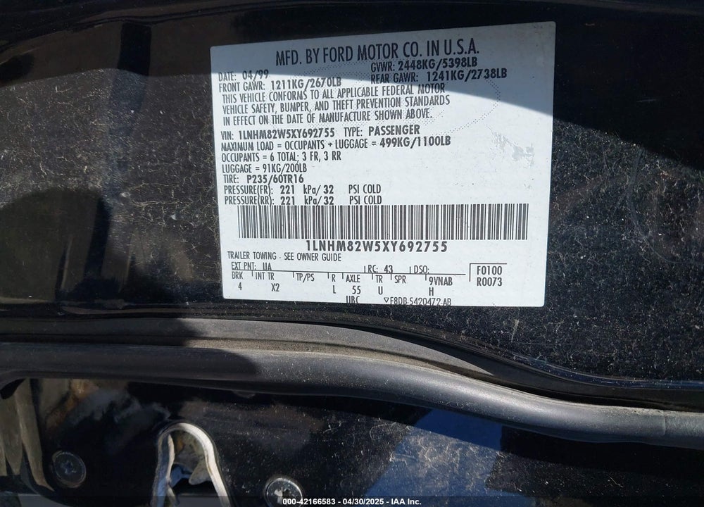 1999 LINCOLN TOWN CAR SIGNATURE VIN: 1LNHM82W5XY692755