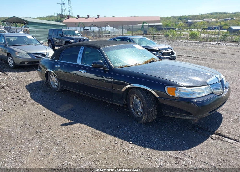 1999 LINCOLN TOWN CAR SIGNATURE VIN: 1LNHM82W5XY692755