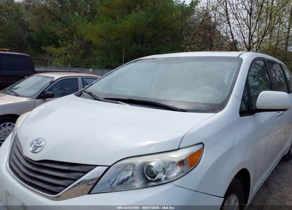 2011 TOYOTA SIENNA XLE V6 VIN: 5TDYK3DC2BS082560
