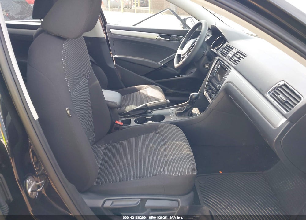 2017 VOLKSWAGEN PASSAT VIN: 1VWAT7A31HC046232