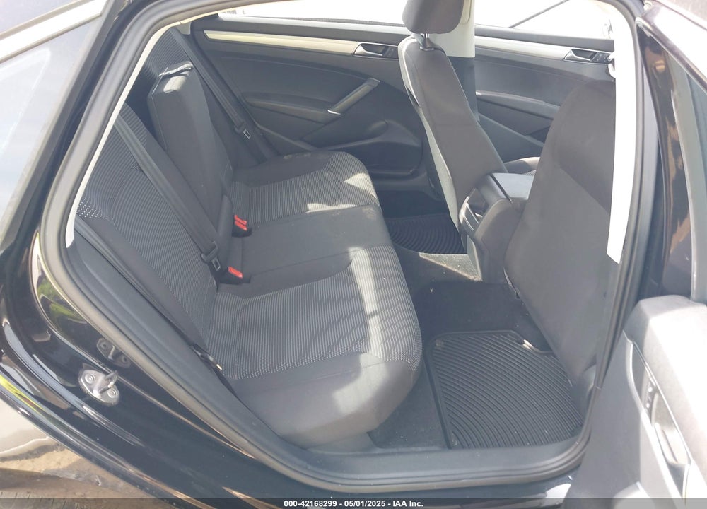 2017 VOLKSWAGEN PASSAT VIN: 1VWAT7A31HC046232