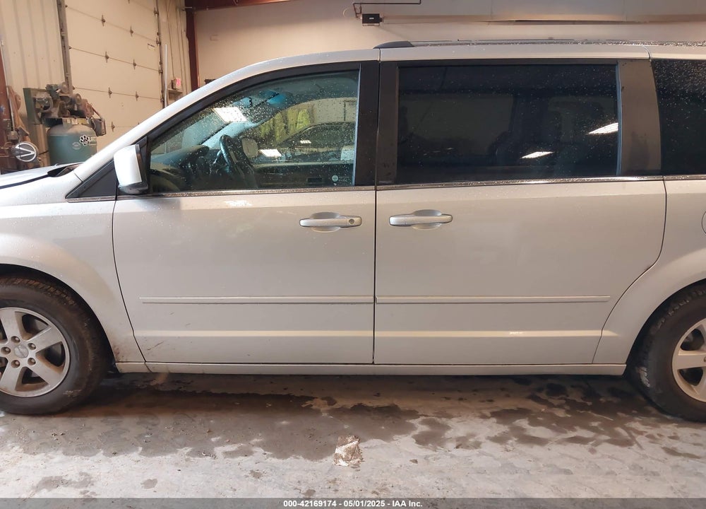 2011 DODGE GRAND CARAVAN VIN: 2D4RN5DG6BR755601