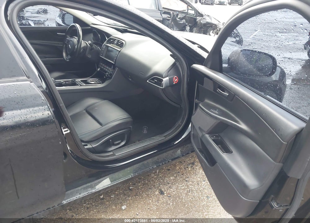 2017 JAGUAR XE VIN: SAJAR4BG2HA977059