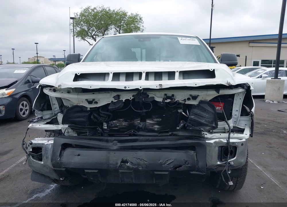 2018 TOYOTA TUNDRA SR5 5.7L V8 VIN: 5TFUY5F17JX753427