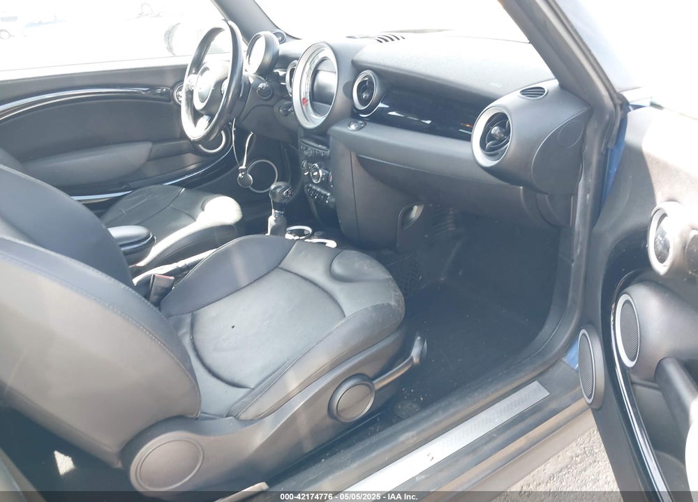 2012 MINI COOPER S VIN: WMWSV3C52CTY19207