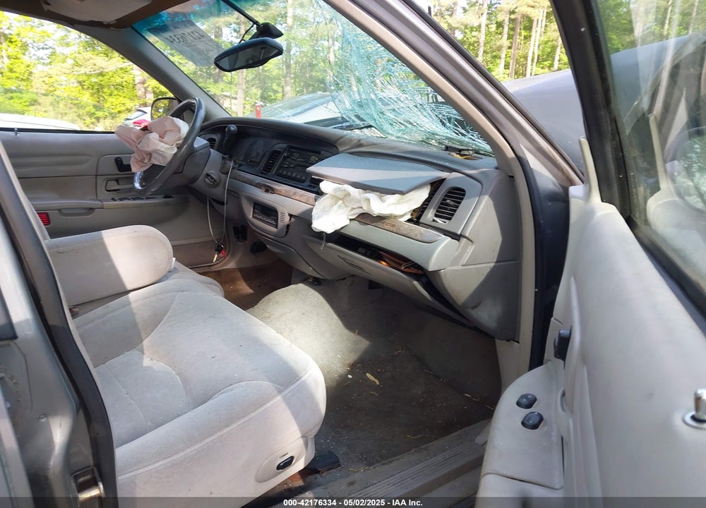 1999 FORD CROWN VICTORIA LX VIN: 2FAFP74W7XX117573
