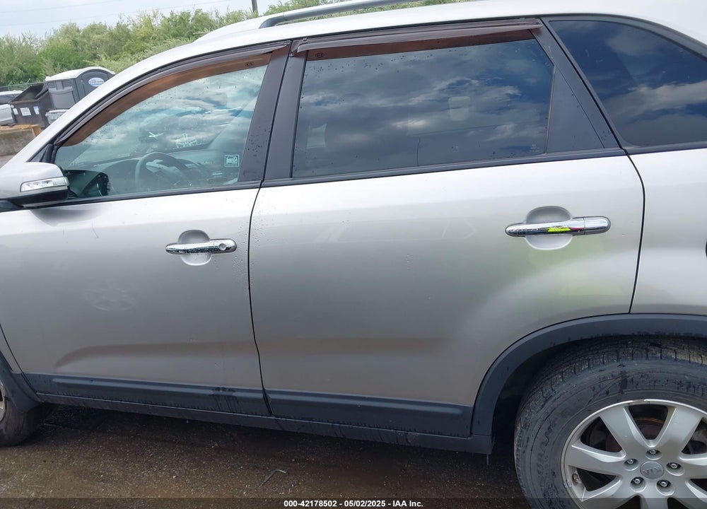 2013 KIA SORENTO LX VIN: 5XYKT3A67DG317309