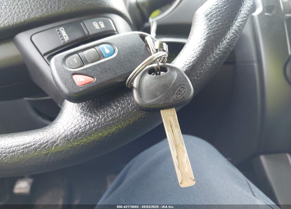 2013 KIA SORENTO LX VIN: 5XYKT3A67DG317309