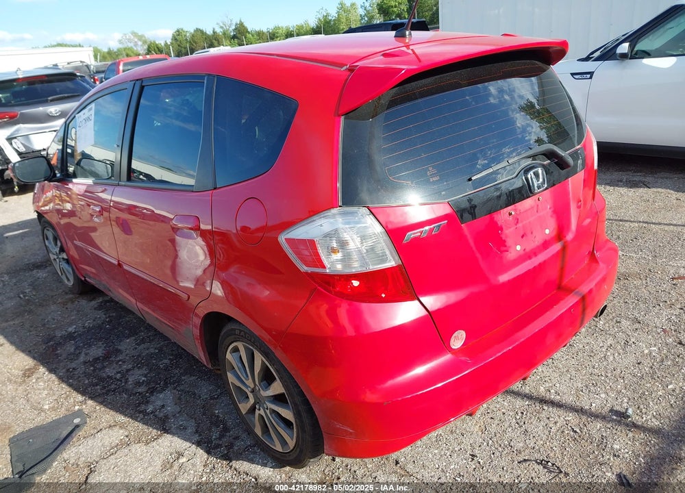 2013 HONDA FIT SPORT VIN: JHMGE8H51DC080183