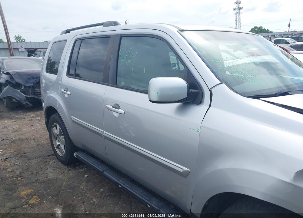 2011 HONDA PILOT VIN: 5FNYF3H43BB003571