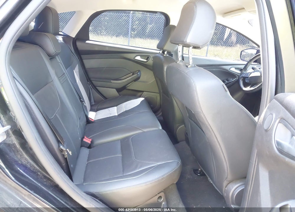 2015 FORD FOCUS VIN: 1FADP3N28FL325033
