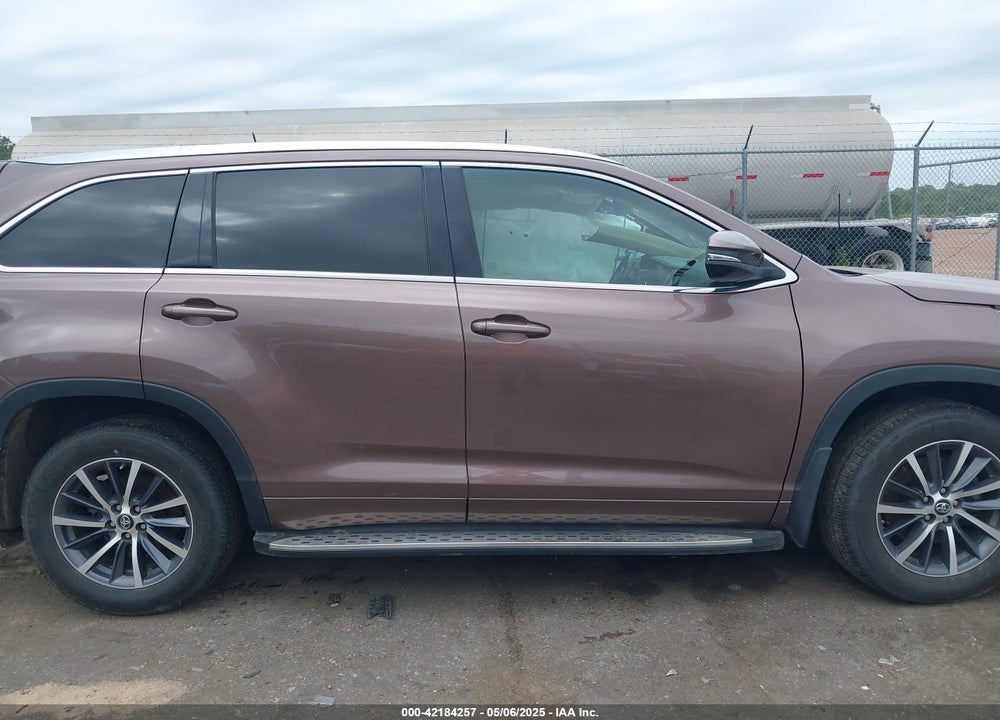 2017 TOYOTA HIGHLANDER XLE VIN: 5TDKZRFH5HS206651