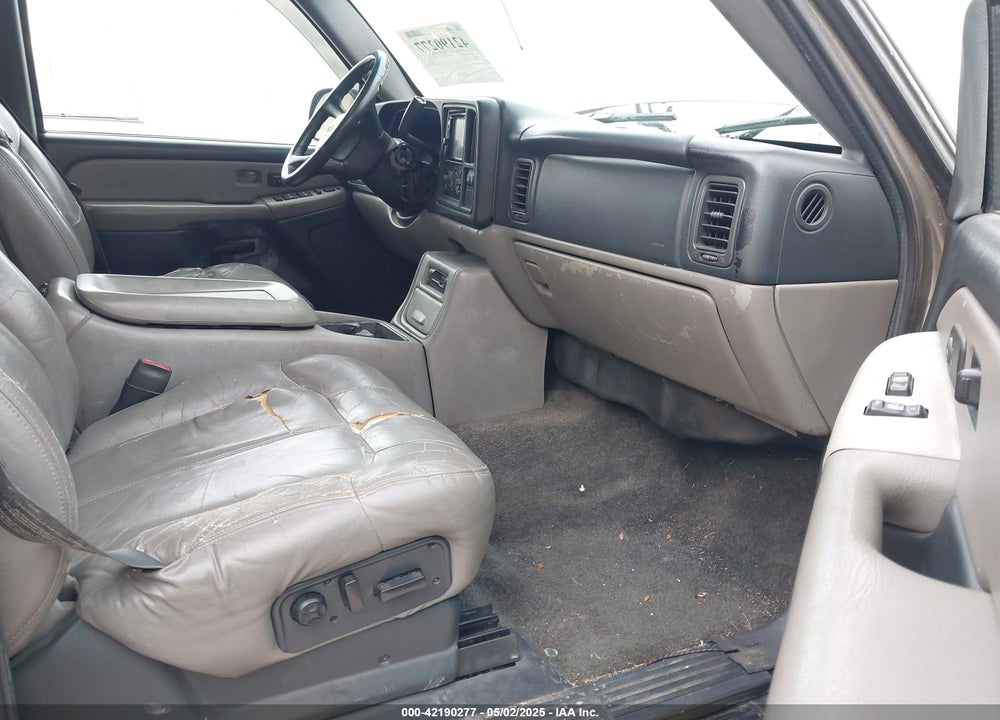 2000 CHEVROLET SUBURBAN 1500 LT VIN: 3GNFK16T2YG218578