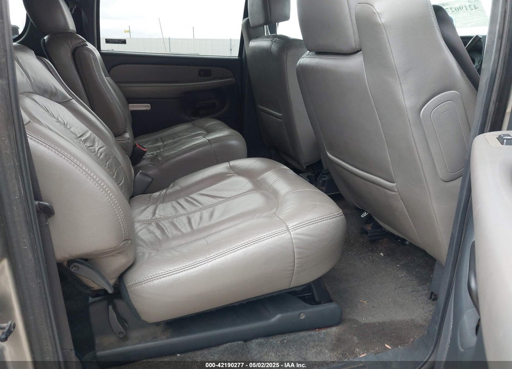 2000 CHEVROLET SUBURBAN 1500 LT VIN: 3GNFK16T2YG218578