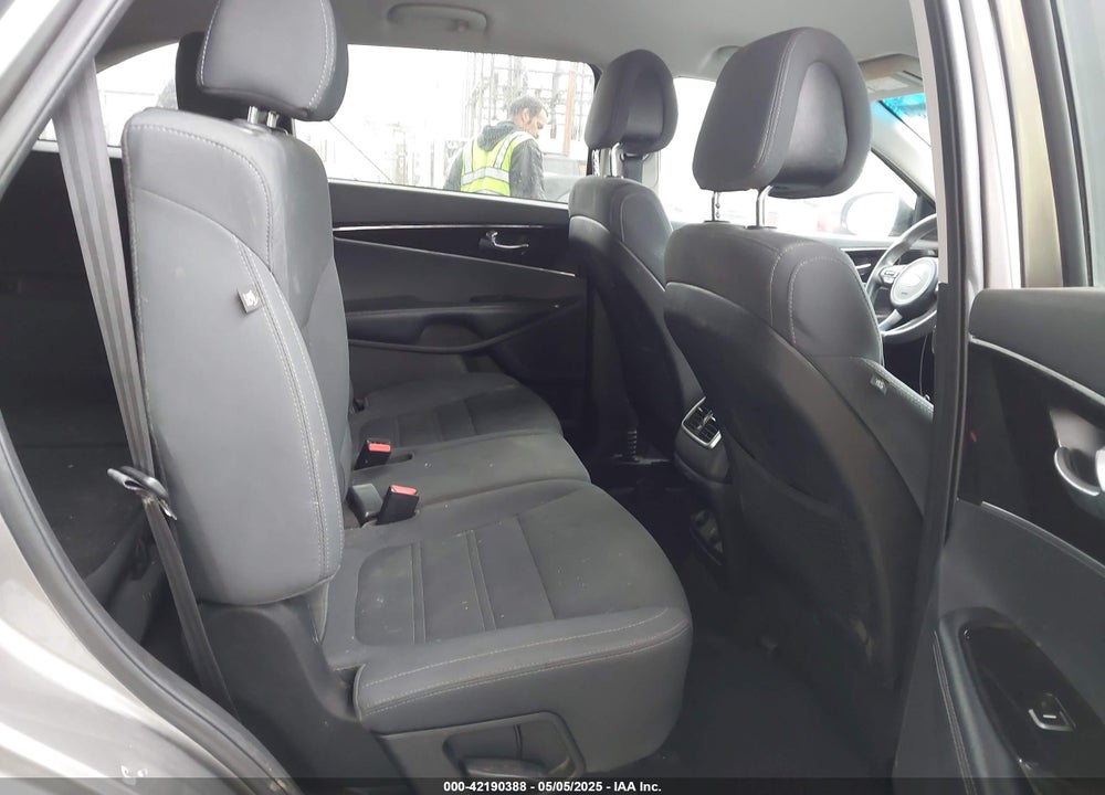 2016 KIA SORENTO VIN: 5XYPG4A59GG111016