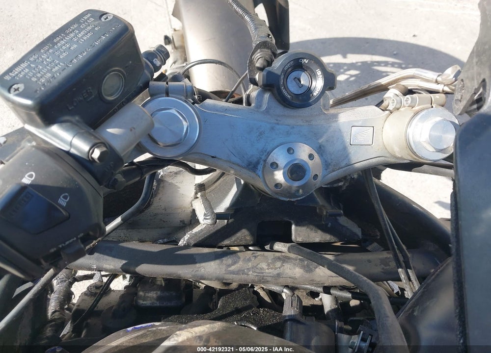 2000 HONDA CBR1100 XX VIN: JH2SC3511YM300001