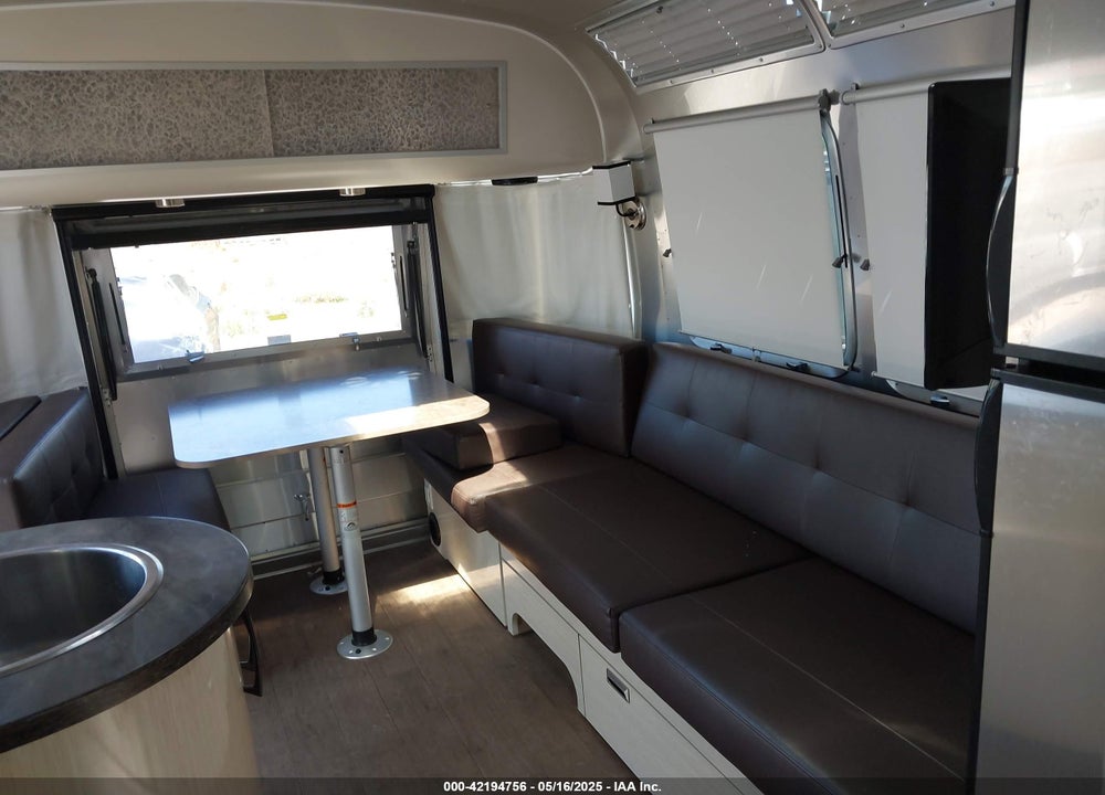 2020 INTERNATIONAL AIRSTREAM 27FB  S VIN: 1STTFYL25LJ553802