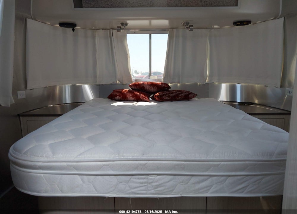 2020 INTERNATIONAL AIRSTREAM 27FB  S VIN: 1STTFYL25LJ553802