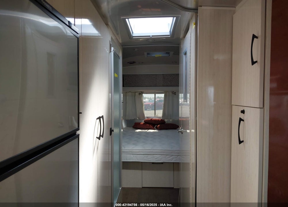 2020 INTERNATIONAL AIRSTREAM 27FB  S VIN: 1STTFYL25LJ553802