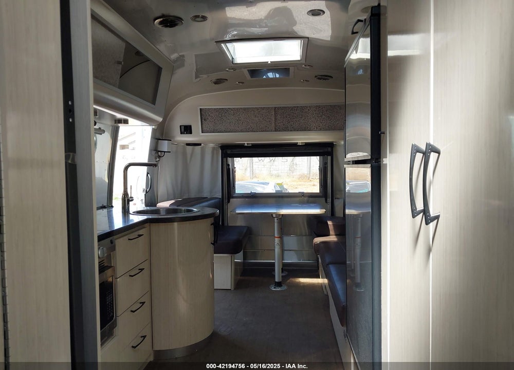 2020 INTERNATIONAL AIRSTREAM 27FB  S VIN: 1STTFYL25LJ553802