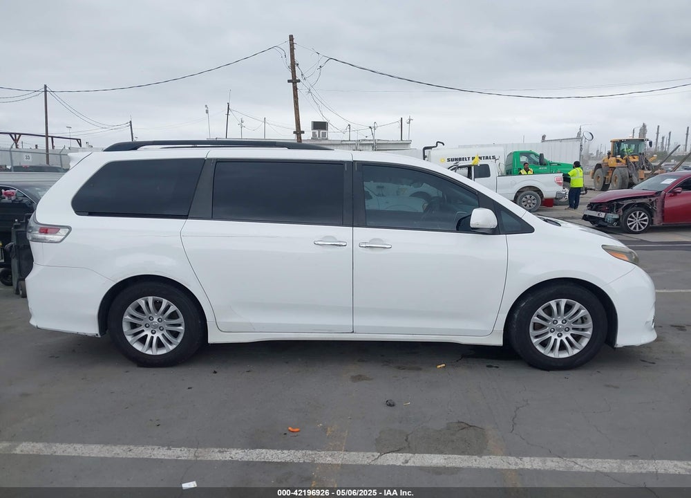 2017 TOYOTA SIENNA SE 8 PASSENGER VIN: 5TDXZ3DC9HS771012