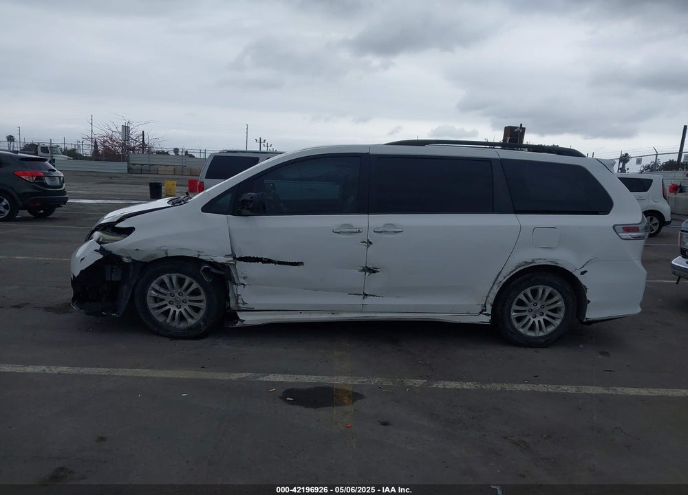 2017 TOYOTA SIENNA SE 8 PASSENGER VIN: 5TDXZ3DC9HS771012