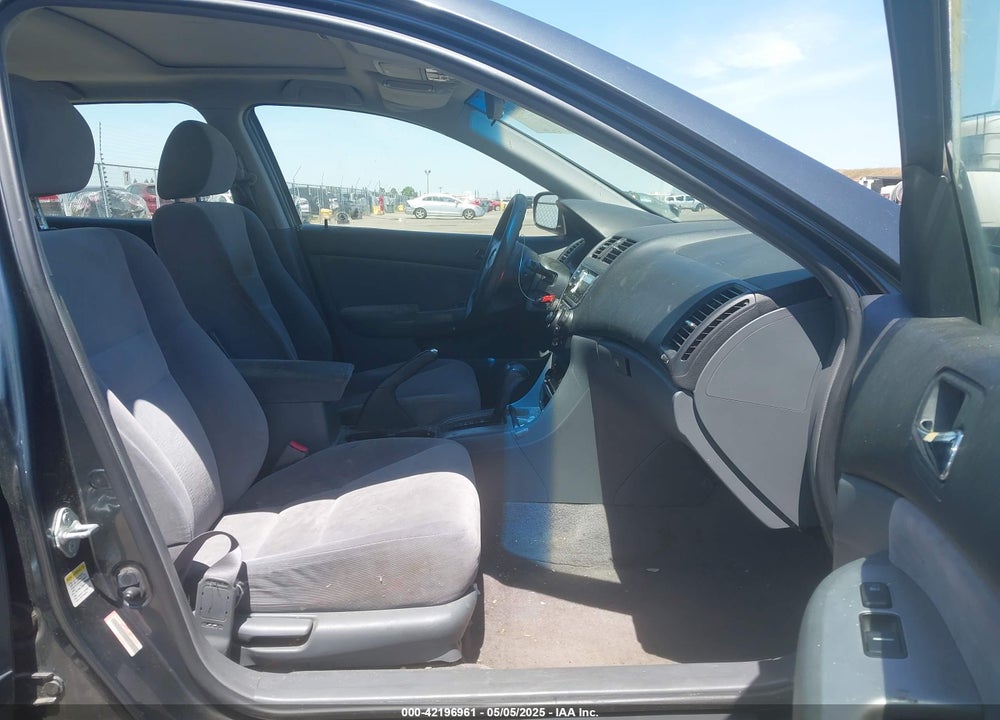 2004 HONDA ACCORD VIN: JHMCM56664C038412