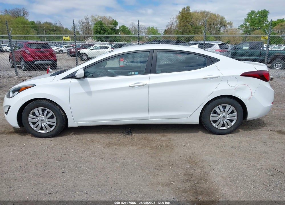 2016 HYUNDAI ELANTRA VIN: 5NPDH4AE6GH744789