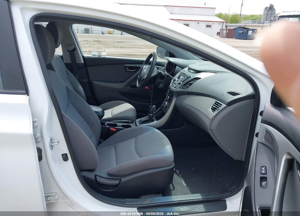 2016 HYUNDAI ELANTRA VIN: 5NPDH4AE6GH744789