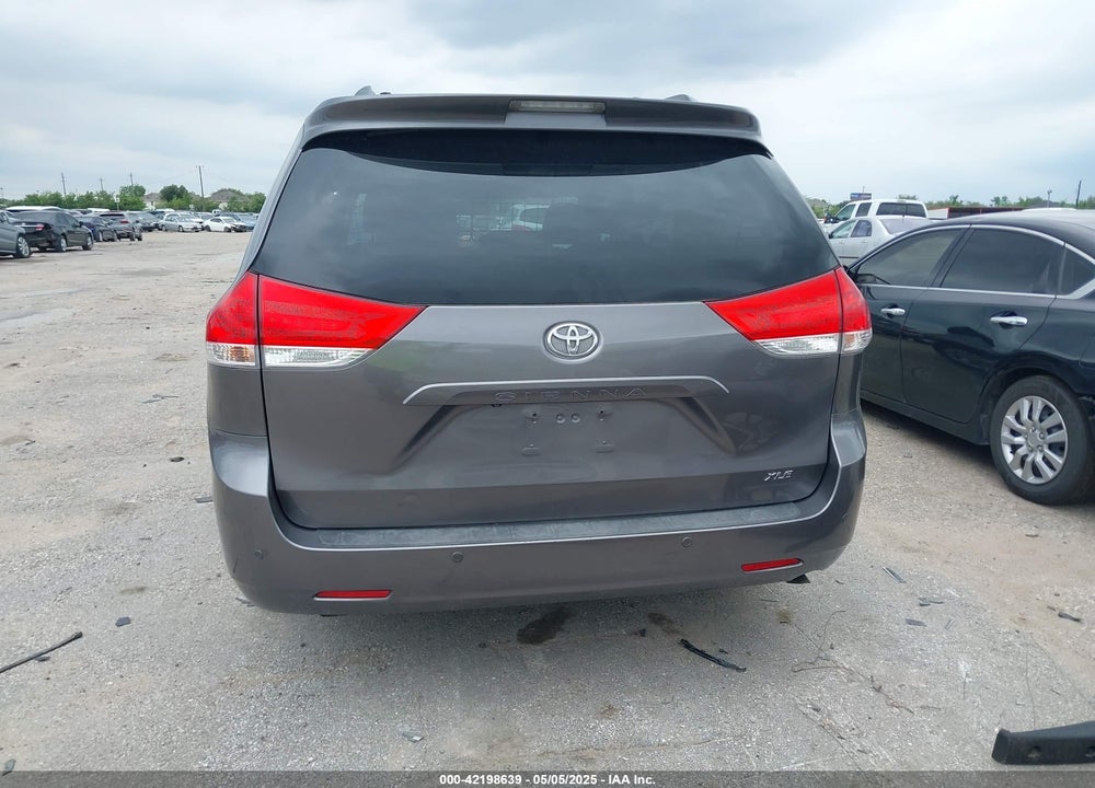 2014 TOYOTA SIENNA XLE V6 8 PASSENGER VIN: 5TDYK3DC6ES486921