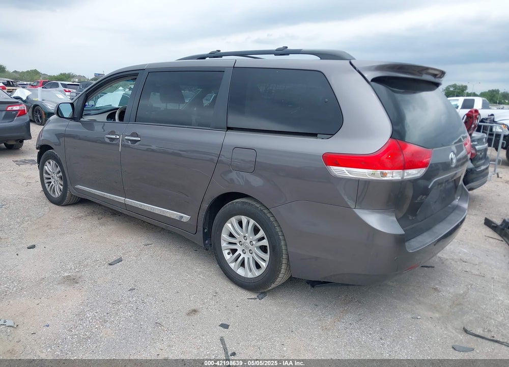 2014 TOYOTA SIENNA XLE V6 8 PASSENGER VIN: 5TDYK3DC6ES486921