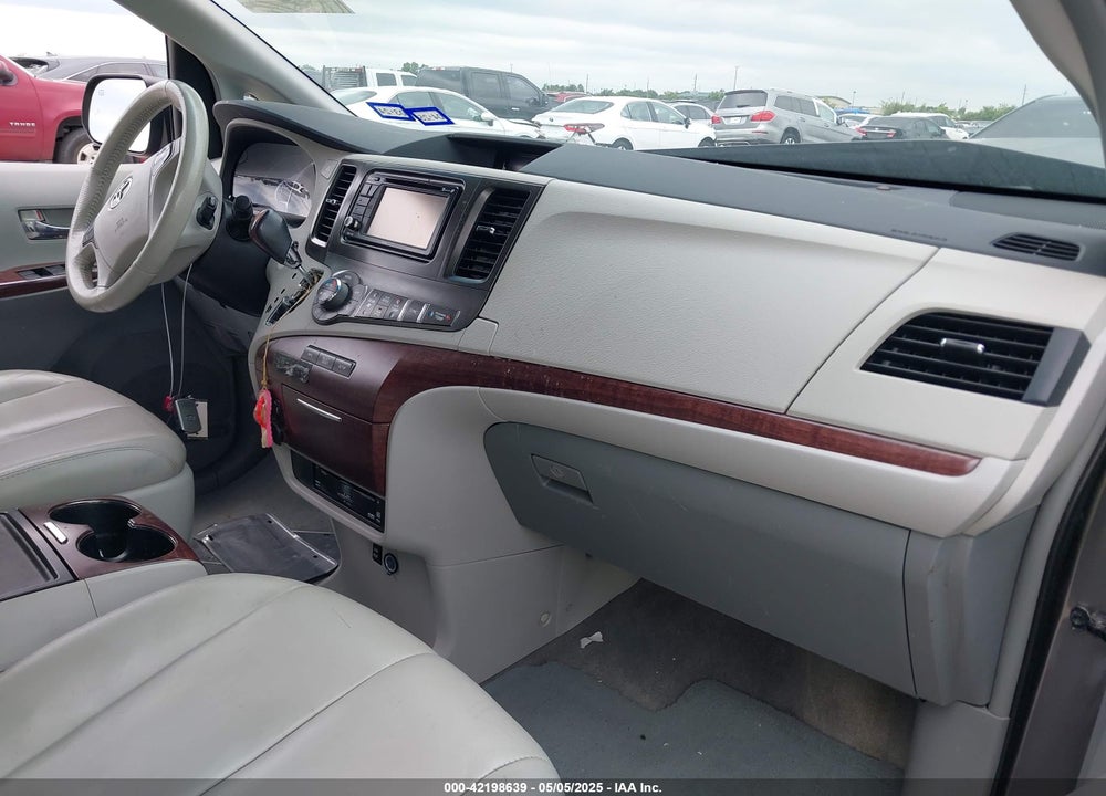 2014 TOYOTA SIENNA XLE V6 8 PASSENGER VIN: 5TDYK3DC6ES486921