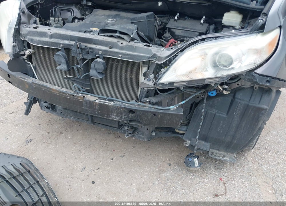 2014 TOYOTA SIENNA XLE V6 8 PASSENGER VIN: 5TDYK3DC6ES486921