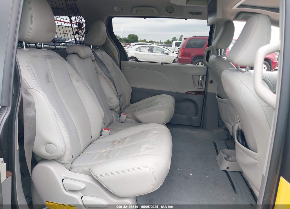 2014 TOYOTA SIENNA XLE V6 8 PASSENGER VIN: 5TDYK3DC6ES486921