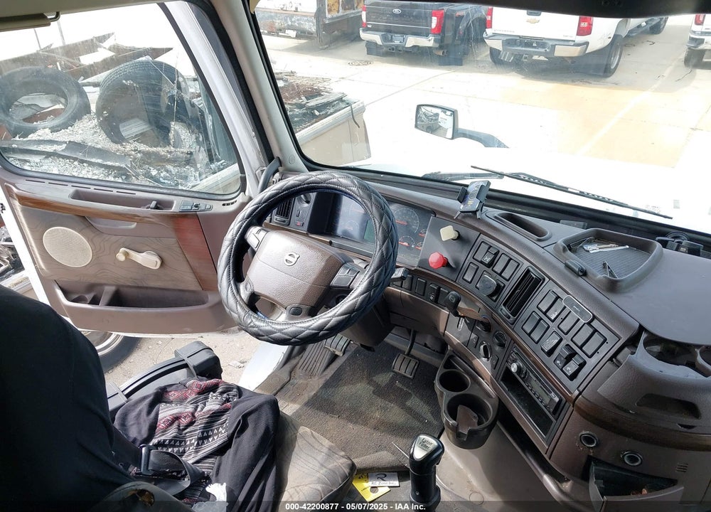 2013 VOLVO VN VNL VIN: 4V4NC9EG3DN135171