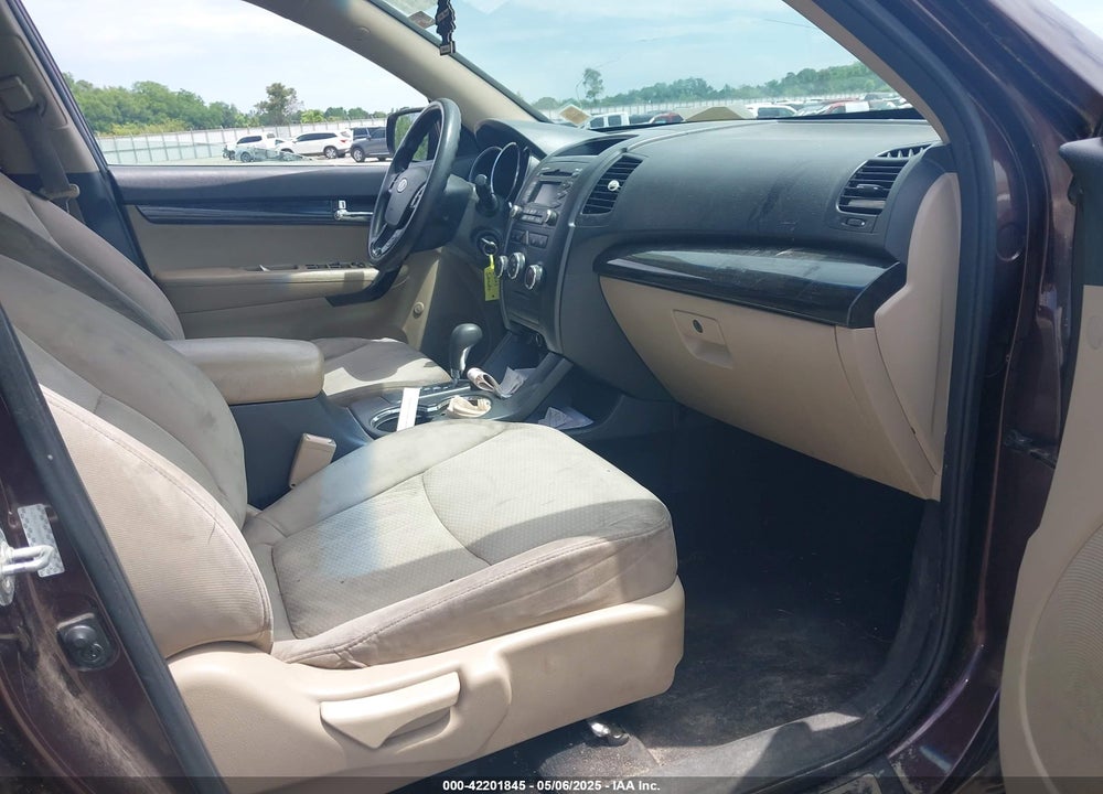 2011 KIA SORENTO VIN: 5XYKTDA24BG079273
