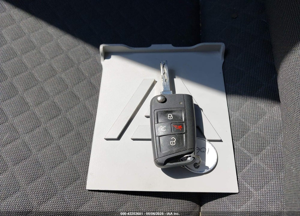 2019 VOLKSWAGEN TIGUAN VIN: 3VV0B7AX0KM027036
