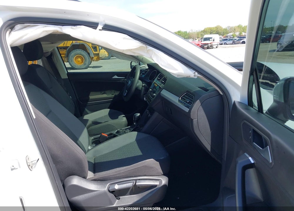 2019 VOLKSWAGEN TIGUAN VIN: 3VV0B7AX0KM027036