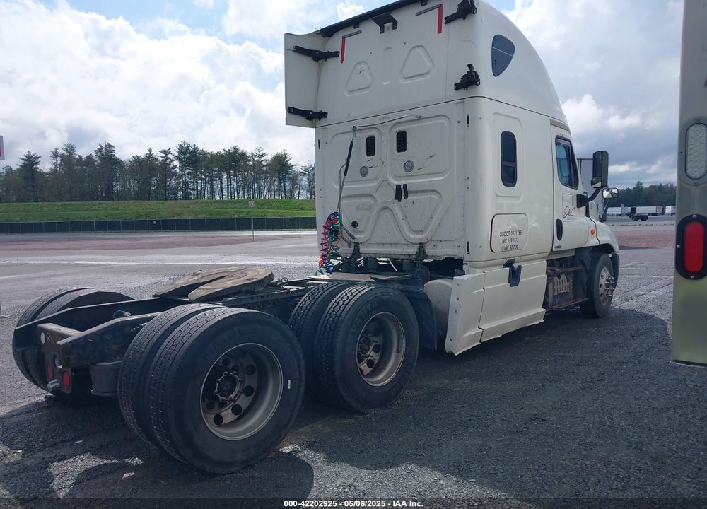 2015 FREIGHTLINER CASCADIA 125 --- VIN: 3AKJGLD54FSGB8710