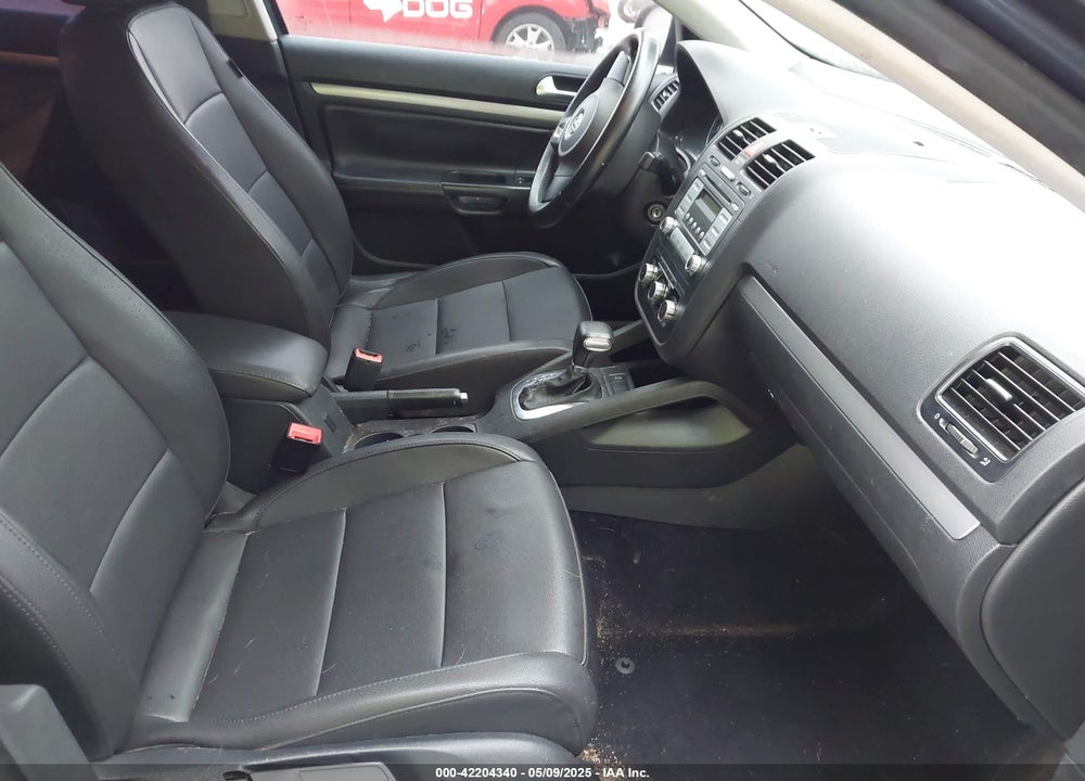 2010 VOLKSWAGEN JETTA VIN: 3VWAZ7AJ2AM113258