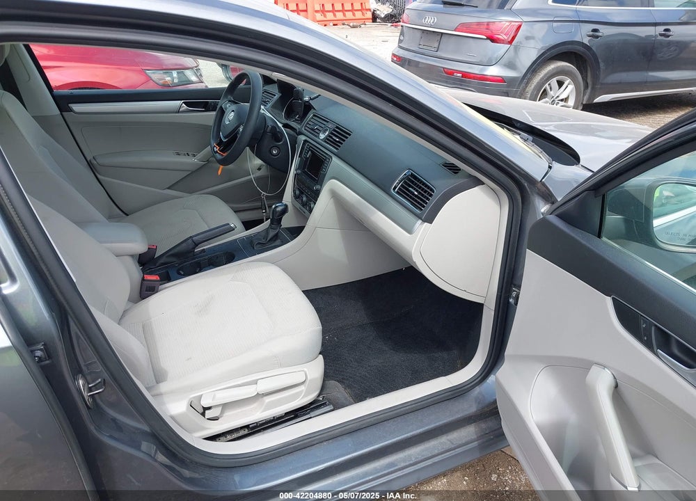 2017 VOLKSWAGEN PASSAT VIN: 1VWAT7A32HC085122